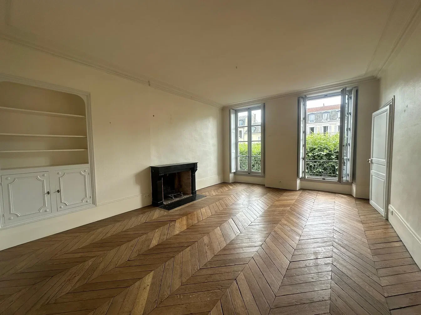 Salon; podłoga drewniana, kominek, światło dzienne