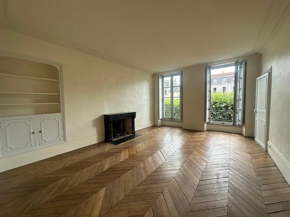Salon; podłoga drewniana, kominek, światło dzienne