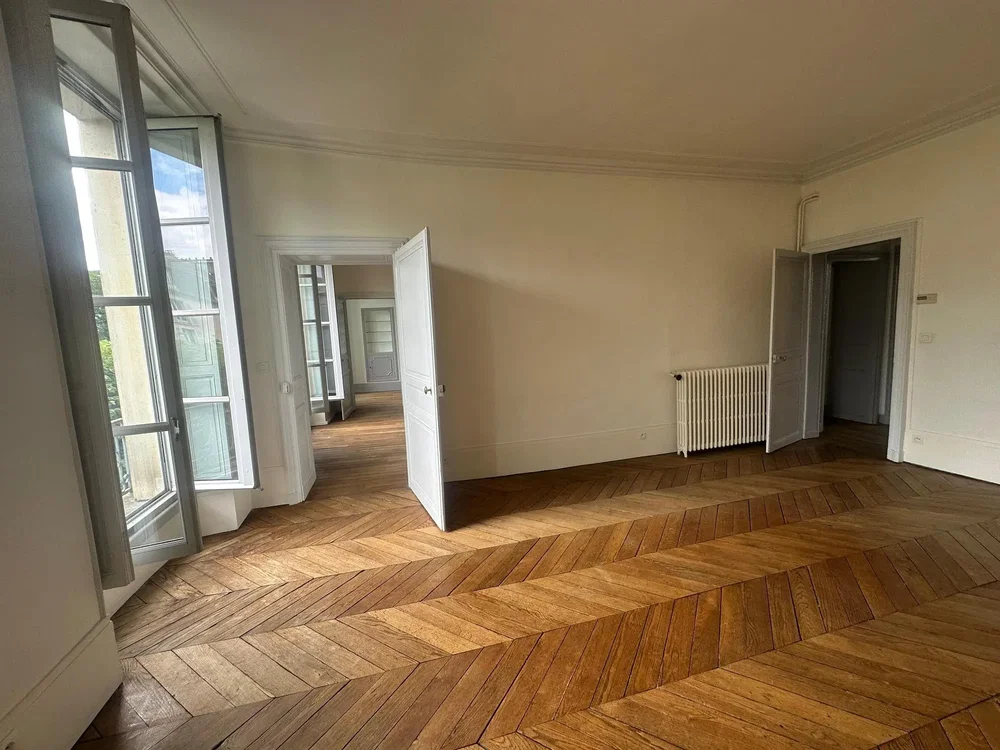 Salon; podłoga drewniana, światło dzienne