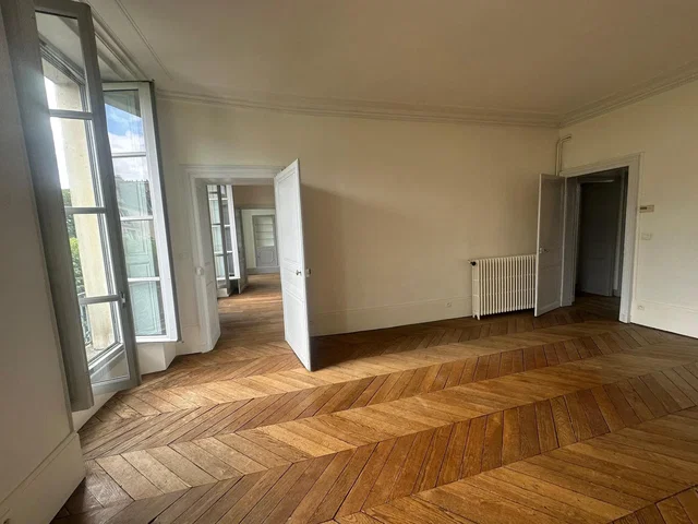Salon; podłoga drewniana, światło dzienne