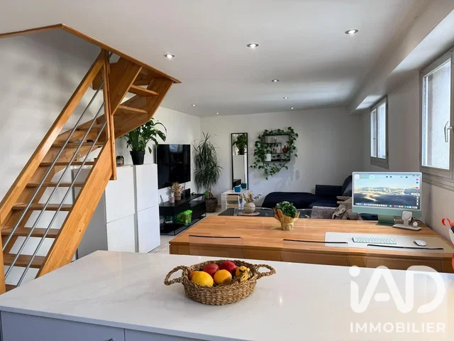 Sala de estar; luz natural, chão de madeira, estilo moderno, renovado