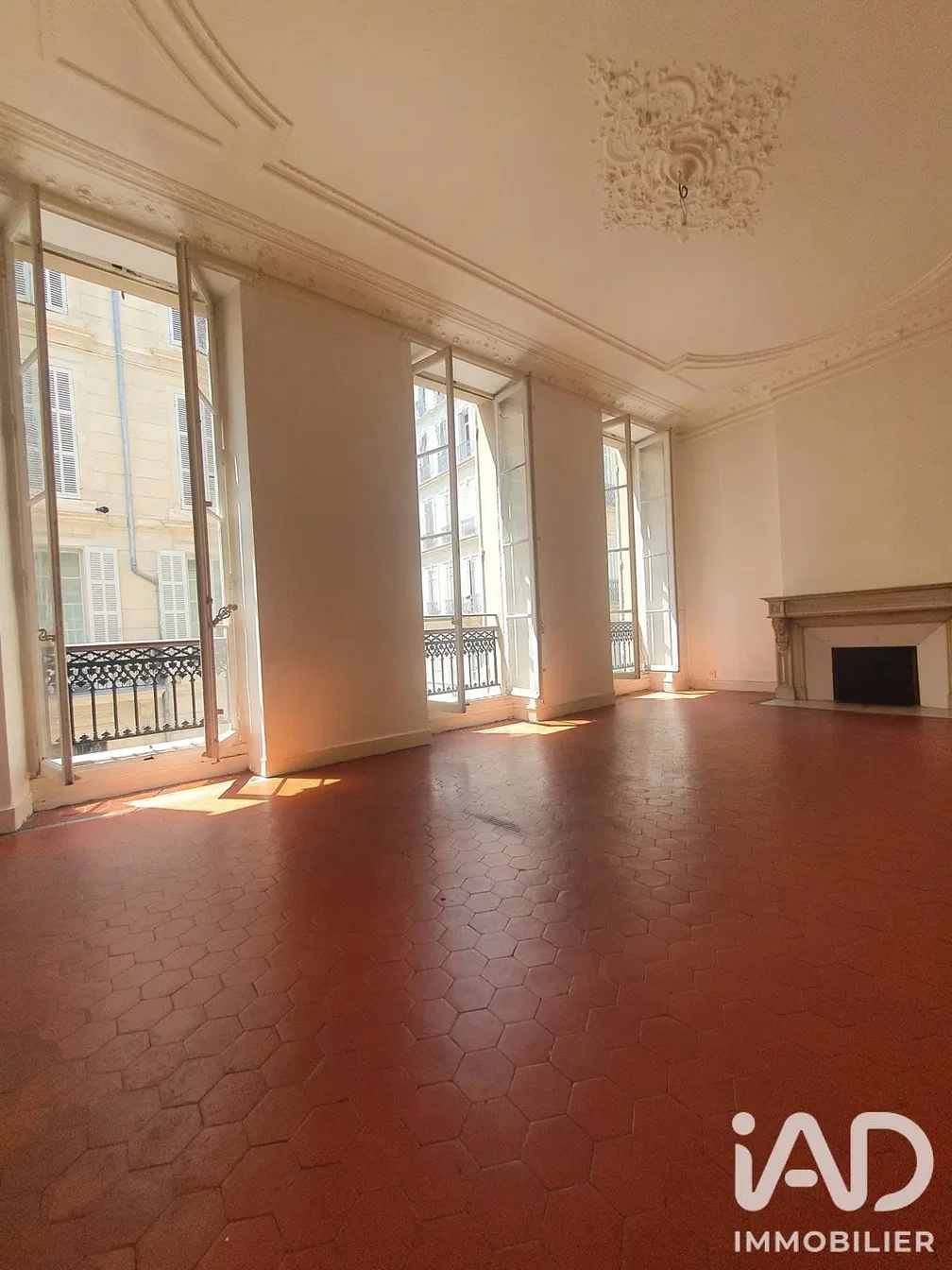 Sala de estar; teto alto, luz natural, lareira, chão de madeira