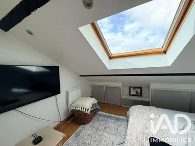Dormitorio; luz natural, suelo de madera
