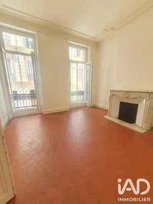 Sala de estar; lareira, teto alto, luz natural