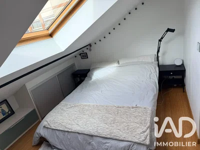 Dormitorio; luz natural, suelo de madera
