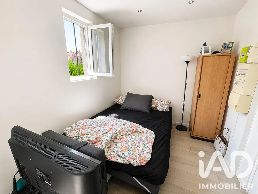 Dormitorio; luz natural, suelo de madera