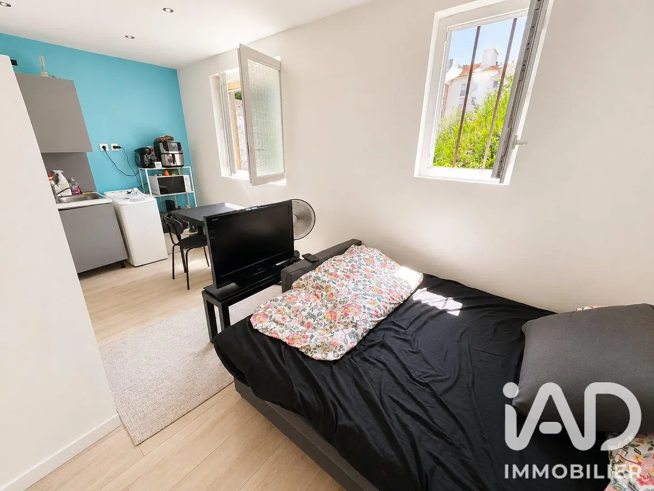 Dormitorio; luz natural, suelo de madera