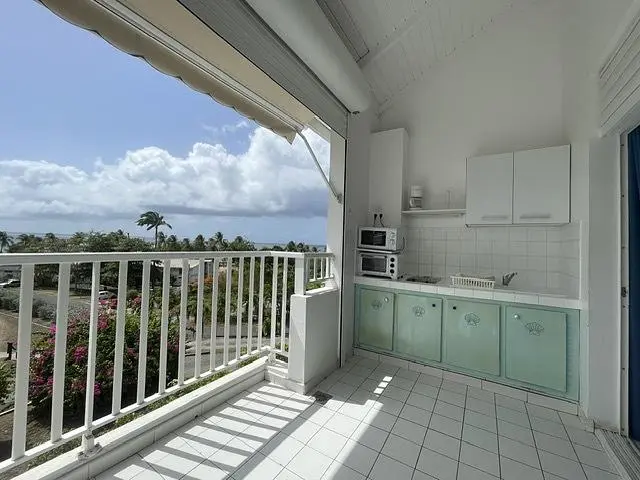 Cucina; vista, elettrodomestici, pavimento in piastrelle, luce naturale