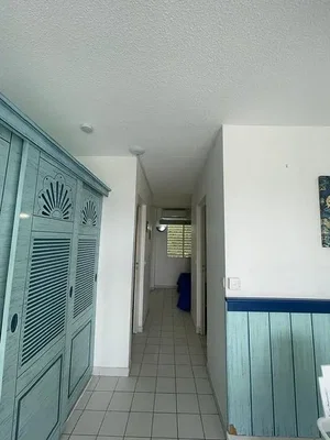 Soggiorno; pavimento in piastrelle