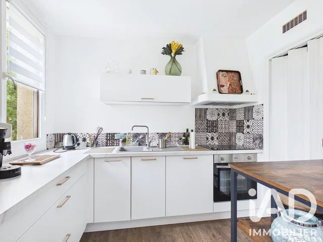 Cocina; electrodomésticos, suelo de madera, luz natural, estilo moderno