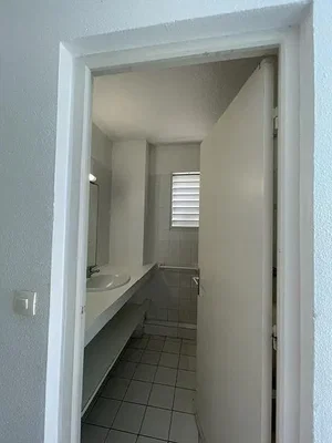 Bagno; pavimento in piastrelle, luce naturale