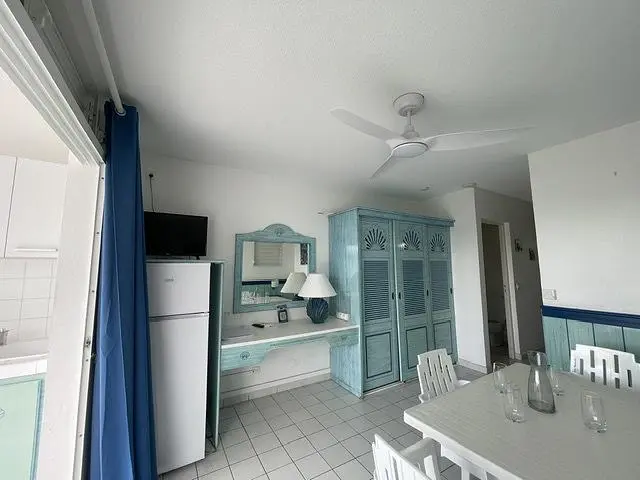 Cucina; elettrodomestici, pavimento in piastrelle, luce naturale