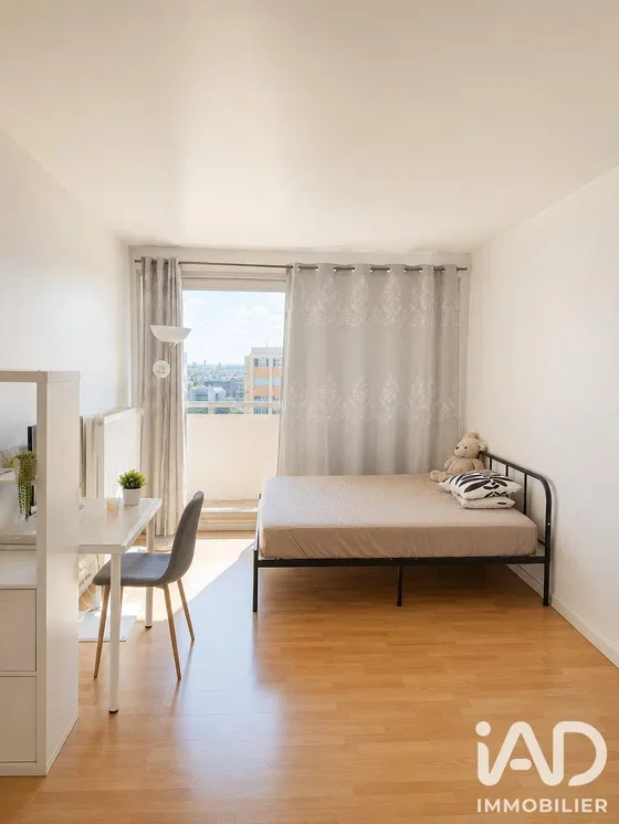 Quarto; chão de madeira, luz natural