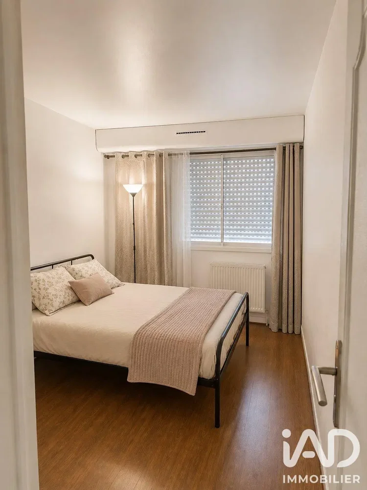 Quarto; chão de madeira, luz natural