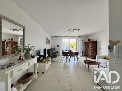 Sala de estar; luz natural, chão de azulejo, estilo moderno