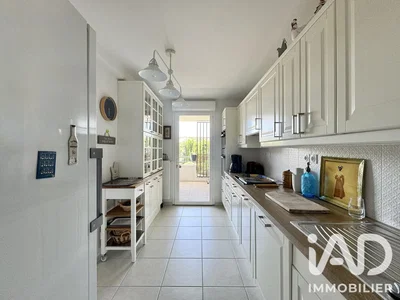 Cozinha; eletrodomésticos, chão de azulejo, luz natural