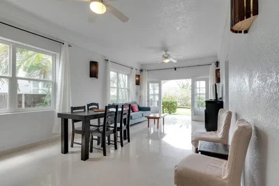 Salón; luz natural, suelo de baldosas