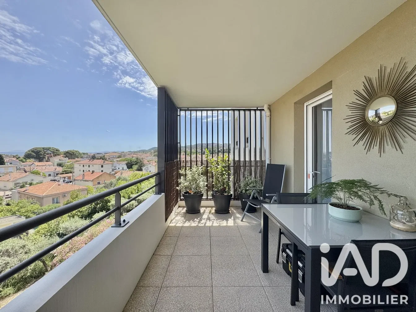 Terraço; vista, luz natural, chão de azulejo