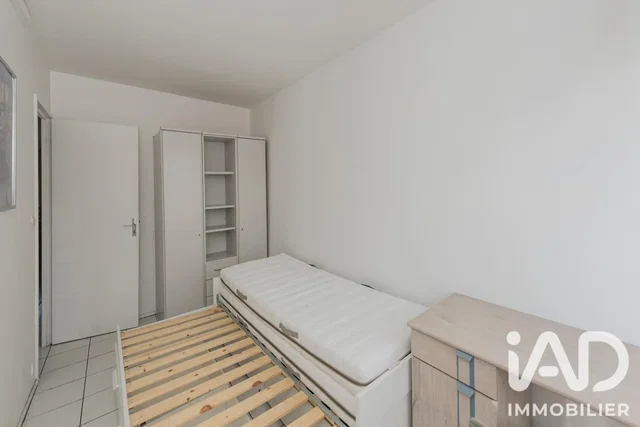 Slaapkamer; tegelvloer, natuurlijk licht