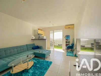 Salón; suelo de baldosas, luz natural, estilo moderno