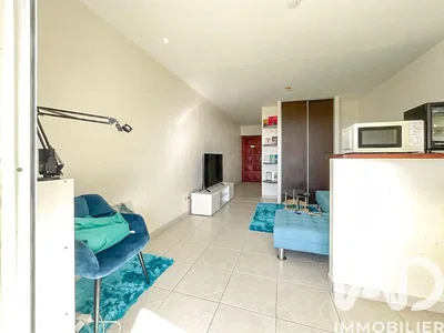 Salón; luz natural, suelo de baldosas