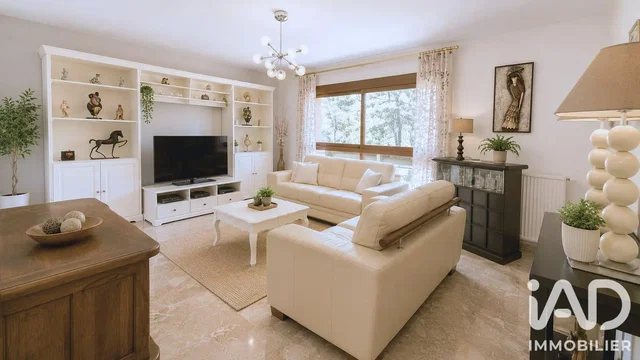 Salón; luz natural, suelo de madera, estilo moderno