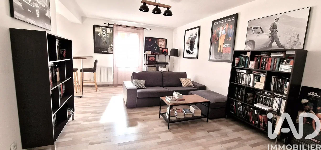 Oturma odası; ahşap zemin, doğal ışık, modern stil