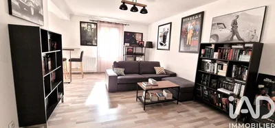 Oturma odası; ahşap zemin, doğal ışık, modern stil