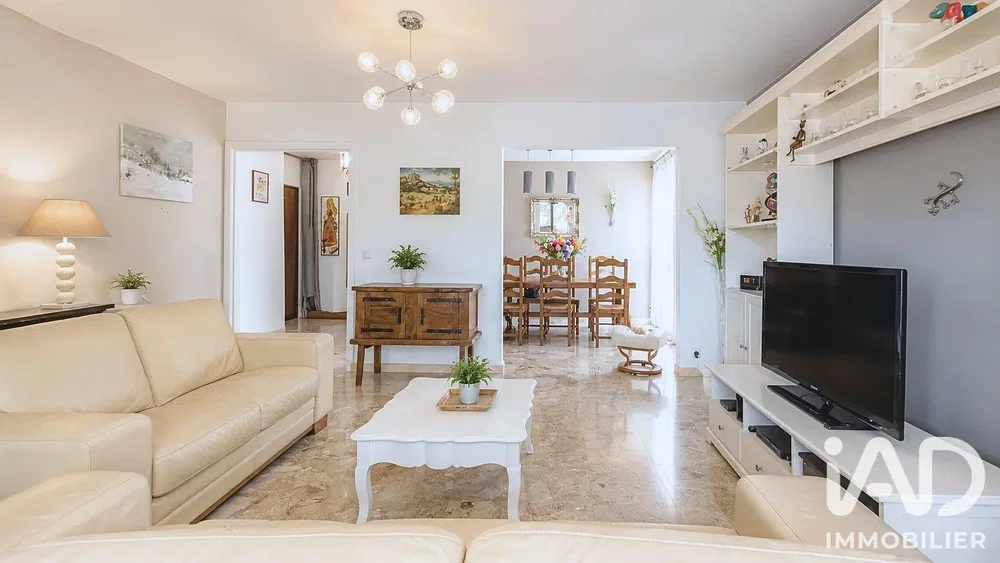 Salón; suelo de baldosas, luz natural, estilo moderno