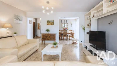 Salón; suelo de baldosas, luz natural, estilo moderno