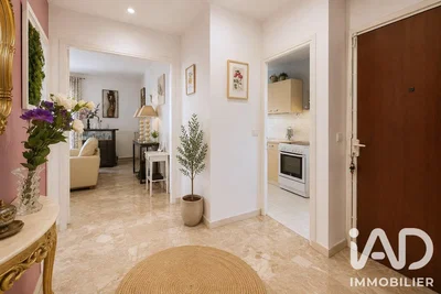 Salón; suelo de baldosas, luz natural, estilo moderno