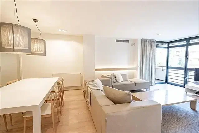 Salón; luz natural, estilo moderno, suelo de madera