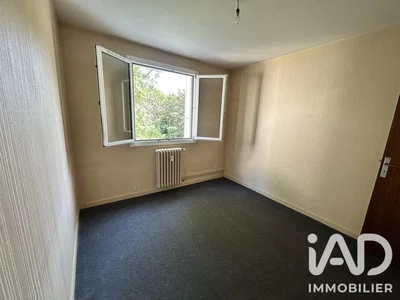 Dormitorio; luz natural, necesita renovación