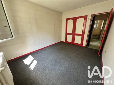 Dormitorio; luz natural, necesita renovación