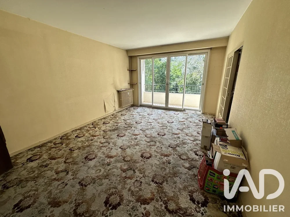 Salón; necesita renovación, luz natural