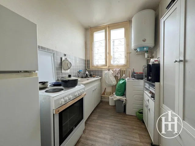 Cozinha; eletrodomésticos, luz natural, precisa de renovação