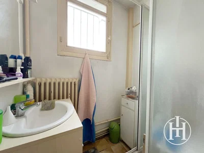 Banyo; fayans zemin, doğal ışık