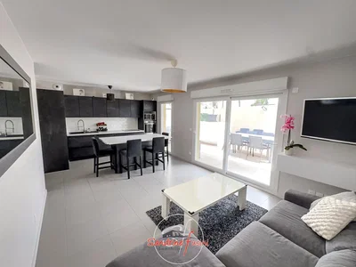 Salón; electrodomésticos, luz natural, suelo de baldosas, estilo moderno