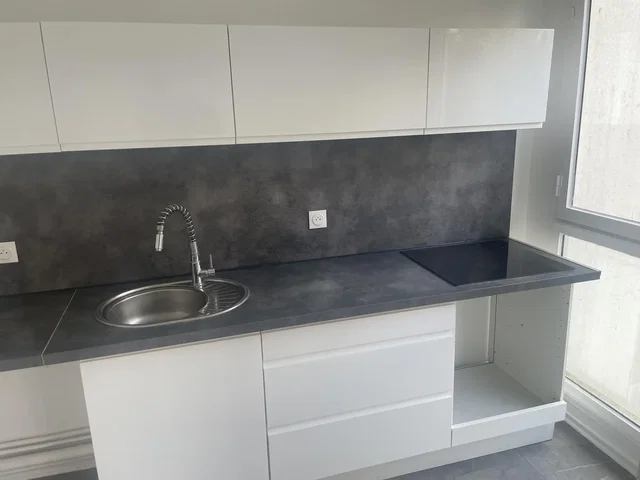 Cocina; electrodomésticos, suelo de baldosas, luz natural