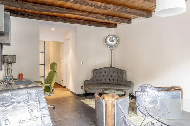 Soggiorno; travi in legno, stile moderno