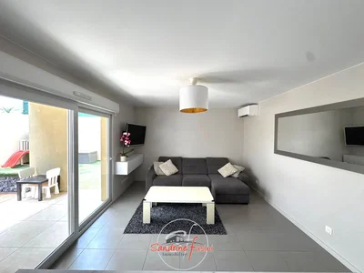 Salón; suelo de baldosas, luz natural