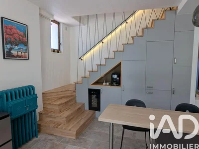 Woonkamer; tegelvloer, natuurlijk licht
