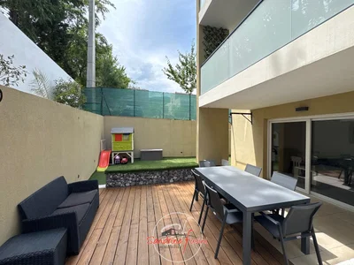 Terraza; suelo de madera, luz natural, estilo moderno