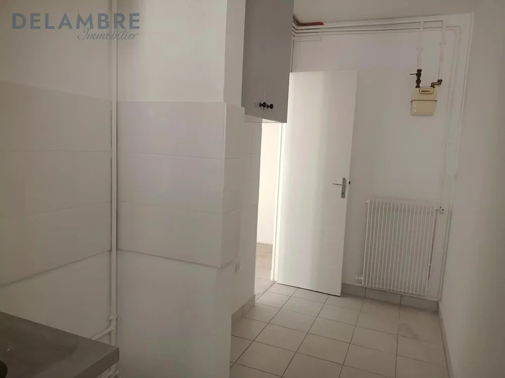 Casa de banho; chão de azulejo, precisa de renovação
