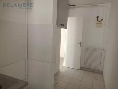 Casa de banho; chão de azulejo, precisa de renovação