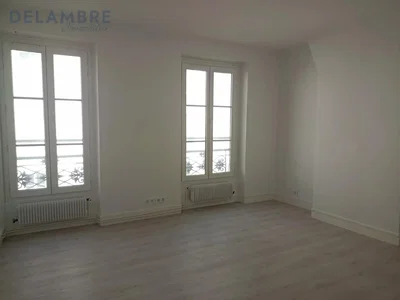 Sala de estar; luz natural, chão de madeira