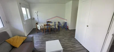 Salón; suelo de madera, luz natural