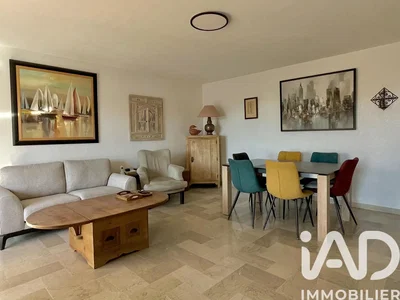 Oturma odası; fayans zemin, doğal ışık, modern stil