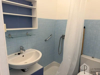 Badkamer; tegelvloer, houten balken, gerenoveerd, natuurlijk licht