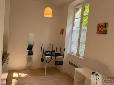 Woonkamer; natuurlijk licht, houten vloer
